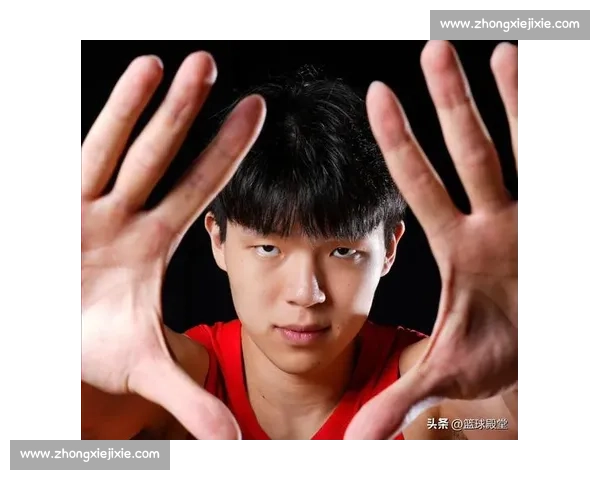 杨瀚森 NBA 选秀夜藏爱！袖口绣女友名 + 情侣手链实锤，青梅竹马太甜了